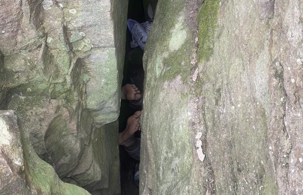 Спасение телефона стало ловушкой: женщина на 7 часов застряла вверх ногами в расщелине