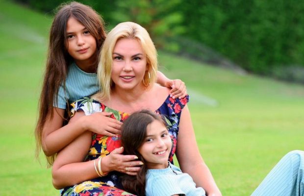 Камалія повернула доньок від мільярдера Захура до Києва та показала, як зустріла їх (відео)