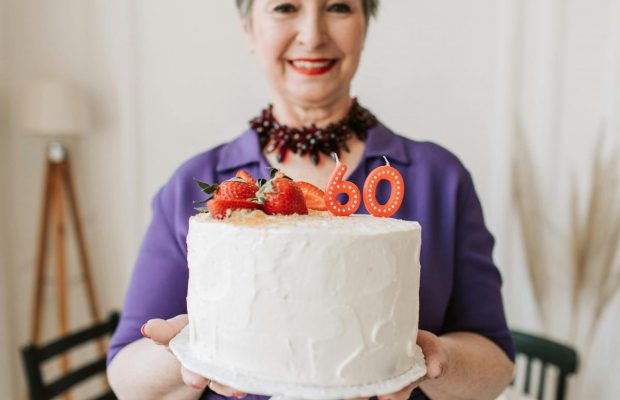 С юбилеем 60 лет: трогательные поздравления в прозе, красивые стихи и открытки