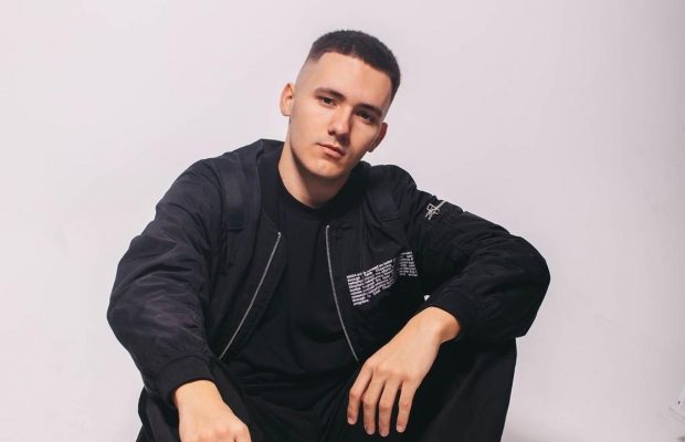 Відомий співак відповів на закиди, що впливові батьки допомогли йому побудувати кар'єру