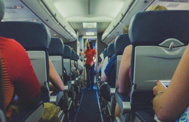 Може призвести до опіку: стюардеса розповіла, в якому одязі небезпечно літати в літаках
