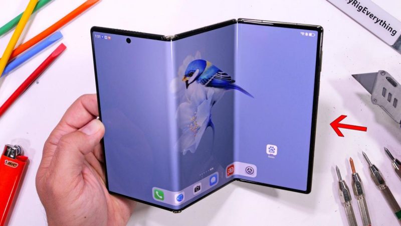 Навороченный Huawei Mate XT за 2800 долларов провалил тест на прочность / Скриншот с видео