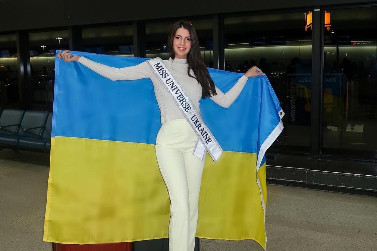 Аліна Пономаренко приміряла вінтажний костюм своєї мами / Скріншот Instagram