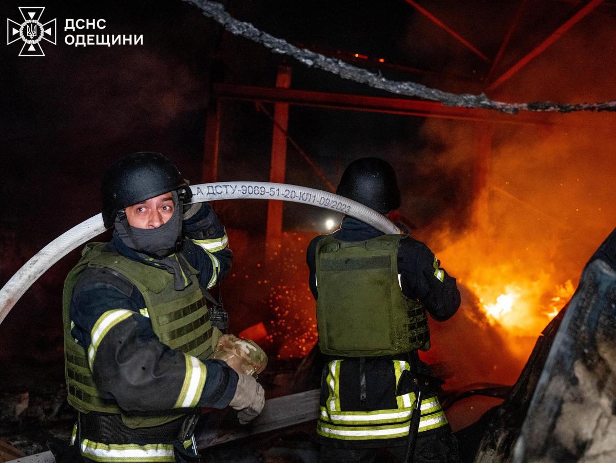 Внаслідок російської атаки сталося багато пожеж, які допомагали ліквідовувати добровольці / фото ДСНС Одещини Внаслідок російської атаки сталося багато пожеж, які допомагали ліквідовувати добровольці / фото ДСНС Одещини