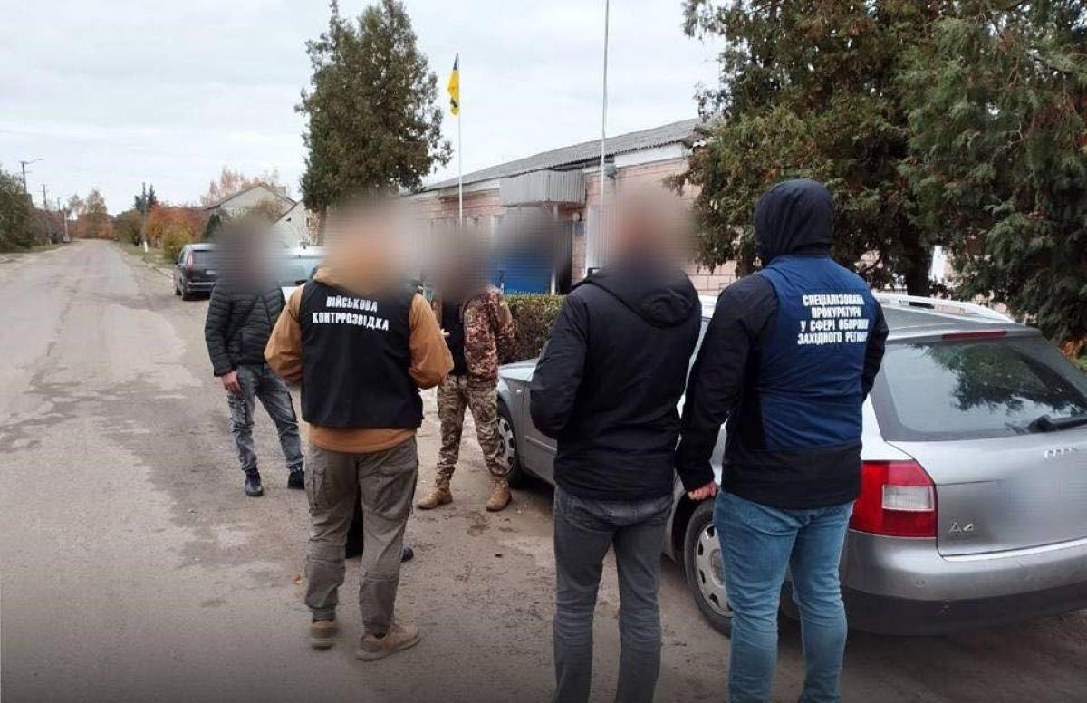 Військовослужбовця затримано та відсторонено від посади / фото ОГП Військовослужбовця затримано та відсторонено від посади / фото ОГП