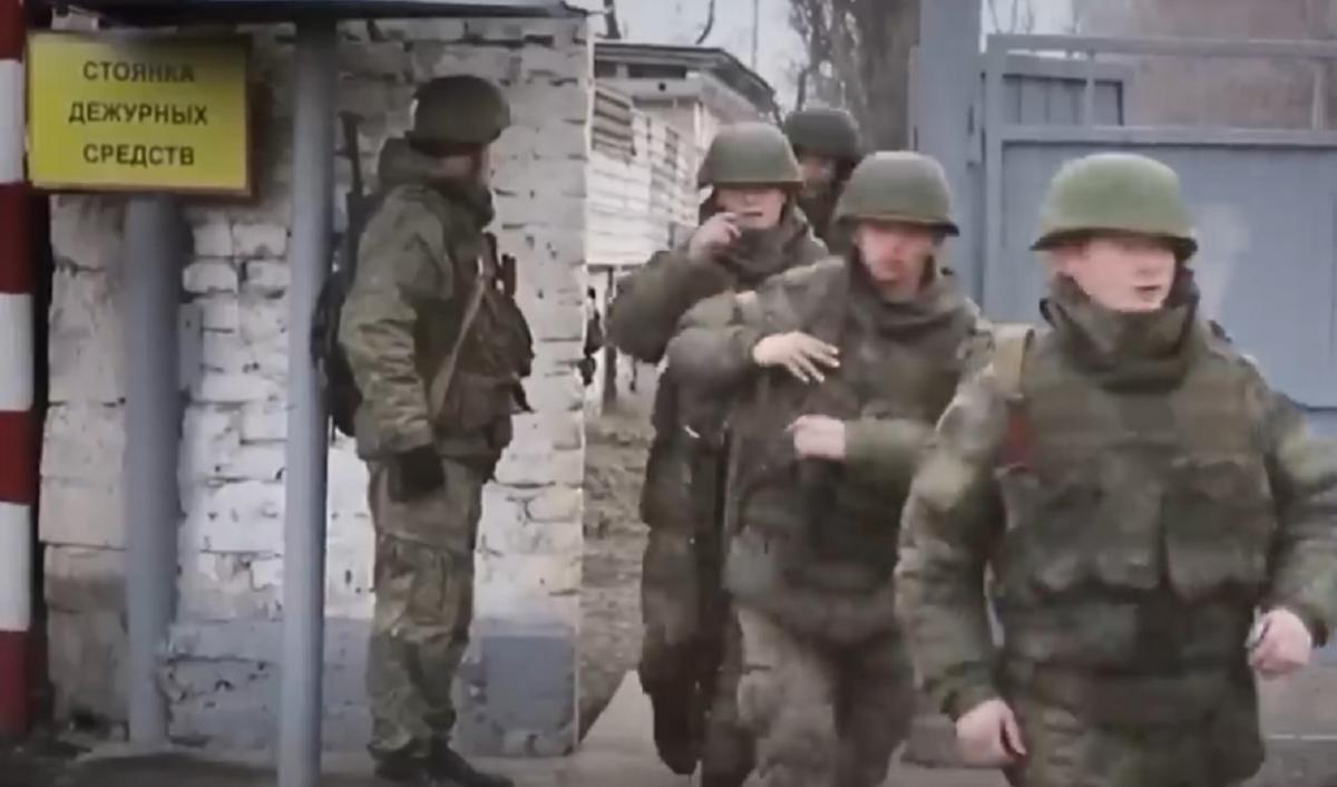 В России бывшим заключенным, вернувшимся с войны в Украине, вручают повестки / скриншот В России бывшим заключенным, вернувшимся с войны в Украине, вручают повестки / скриншот