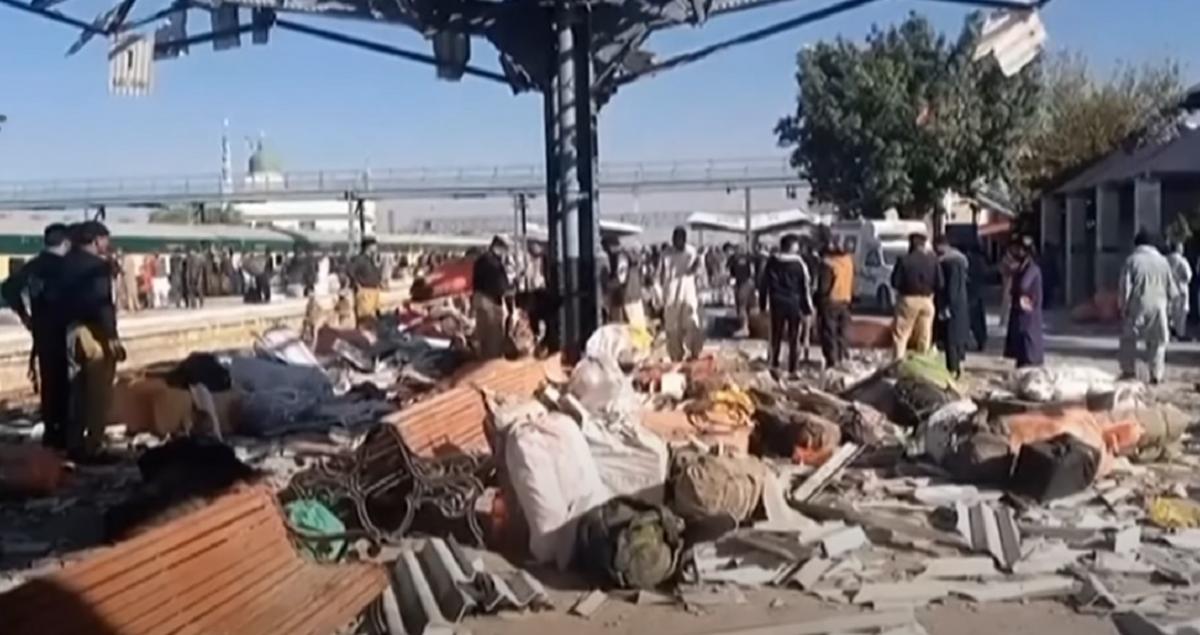 В результате теракта в Пакистане погибли десятки людей / скриншот В результате теракта в Пакистане погибли десятки людей / скриншот