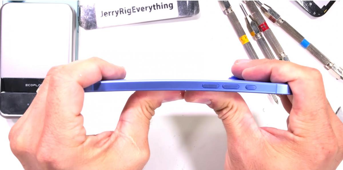 JerryRigEverything протестировал на прочность iPhone 16 и остался доволен / Скриншот с видео JerryRigEverything протестировал на прочность iPhone 16 и остался доволен / Скриншот с видео