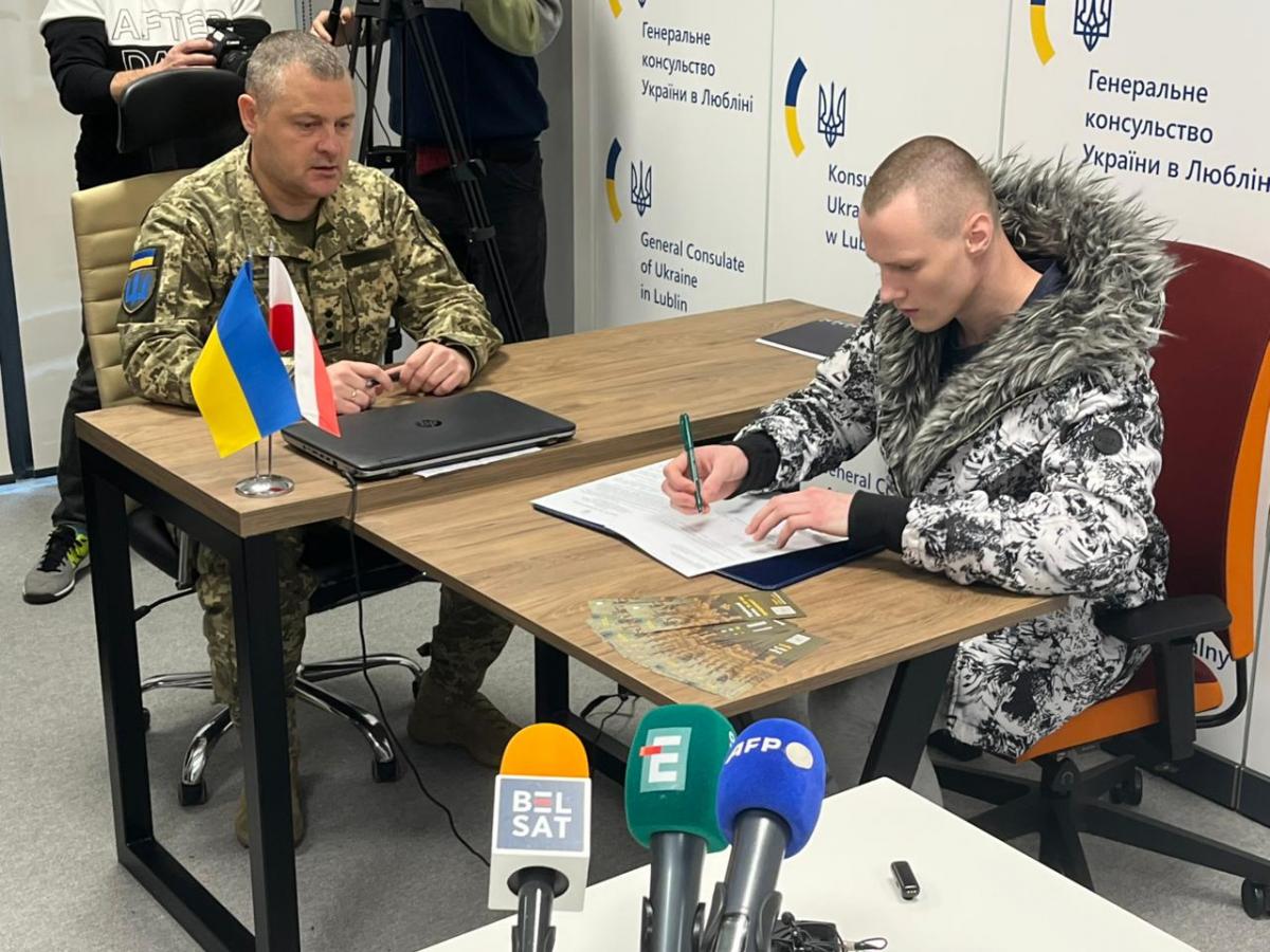 Первые добровольцы, которые присоединяются в состав Украинского легиона в Польше, подписали контракты с ВСУ / фото Минобороны Первые добровольцы, которые присоединяются в состав Украинского легиона в Польше, подписали контракты с ВСУ / фото Минобороны