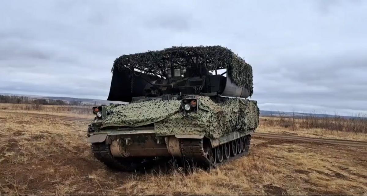 Росіяни використовують захоплений Bradley на Донбасі / скріншот Росіяни використовують захоплений Bradley на Донбасі / скріншот