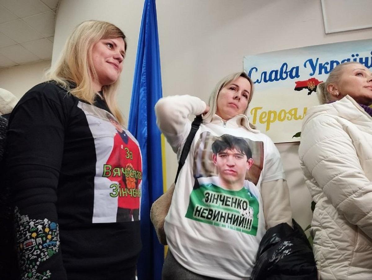 У суді кілька людей скандували "Свободу В'ячеславу Зінченку"/ фото Суспільного У суді кілька людей скандували "Свободу В'ячеславу Зінченку"/ фото Суспільного