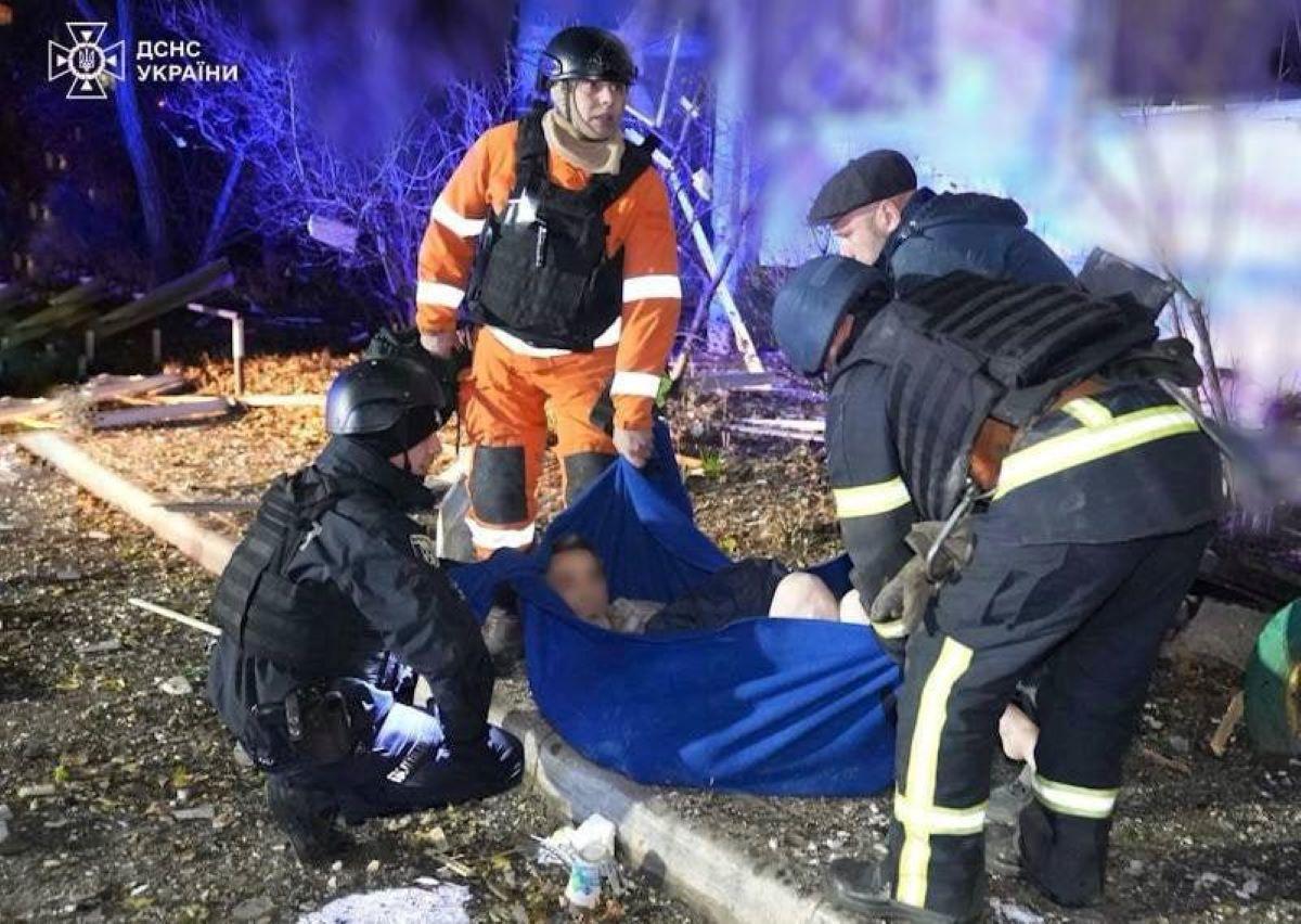 Удар баллистикой по дому в Сумах: число погибших возросло до 11, из них двое детей (фото) Удар баллистикой по дому в Сумах: число погибших возросло до 11, из них двое детей (фото)