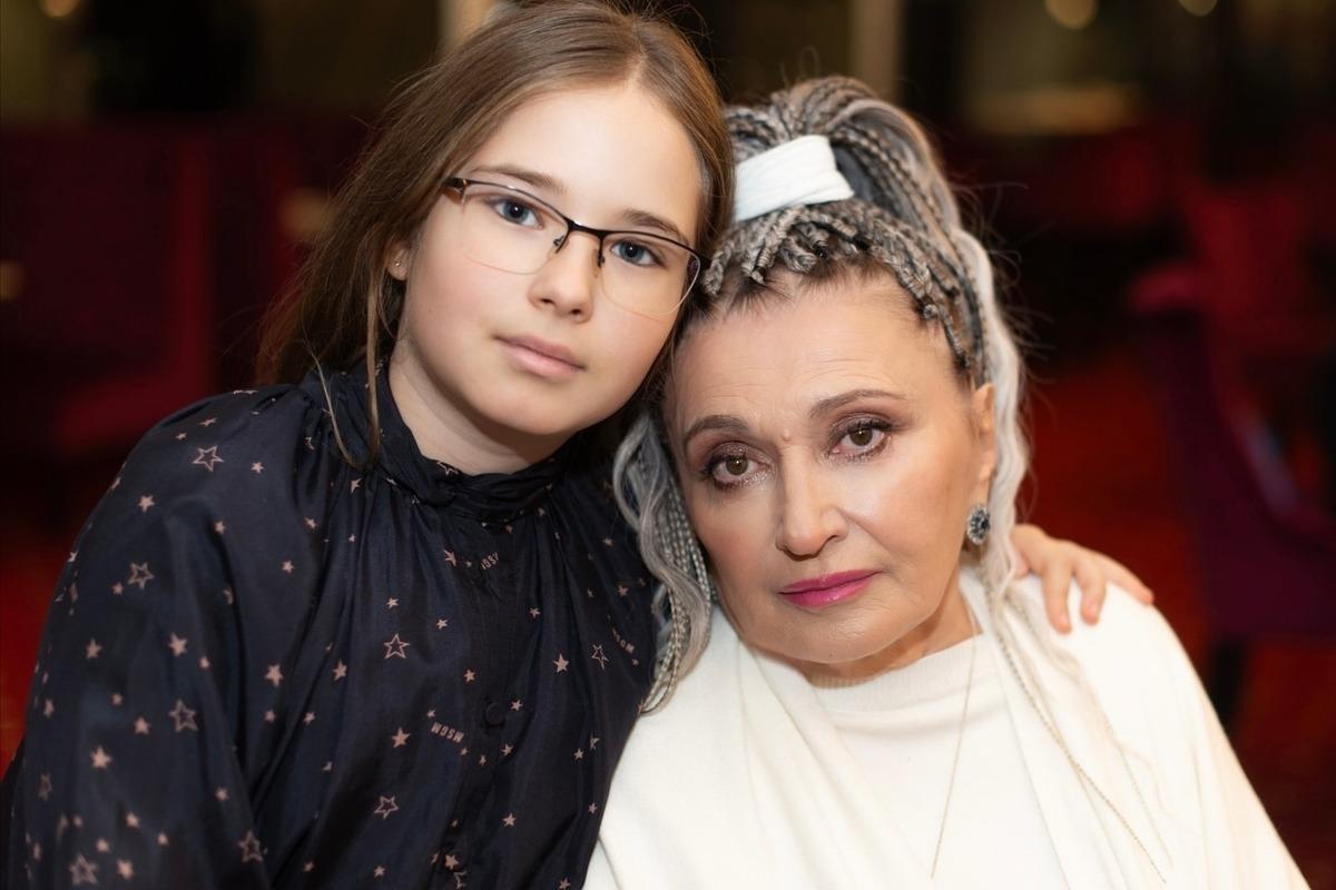 Mozgova's daughter poses in her grandmother's arms / Instagram screenshot