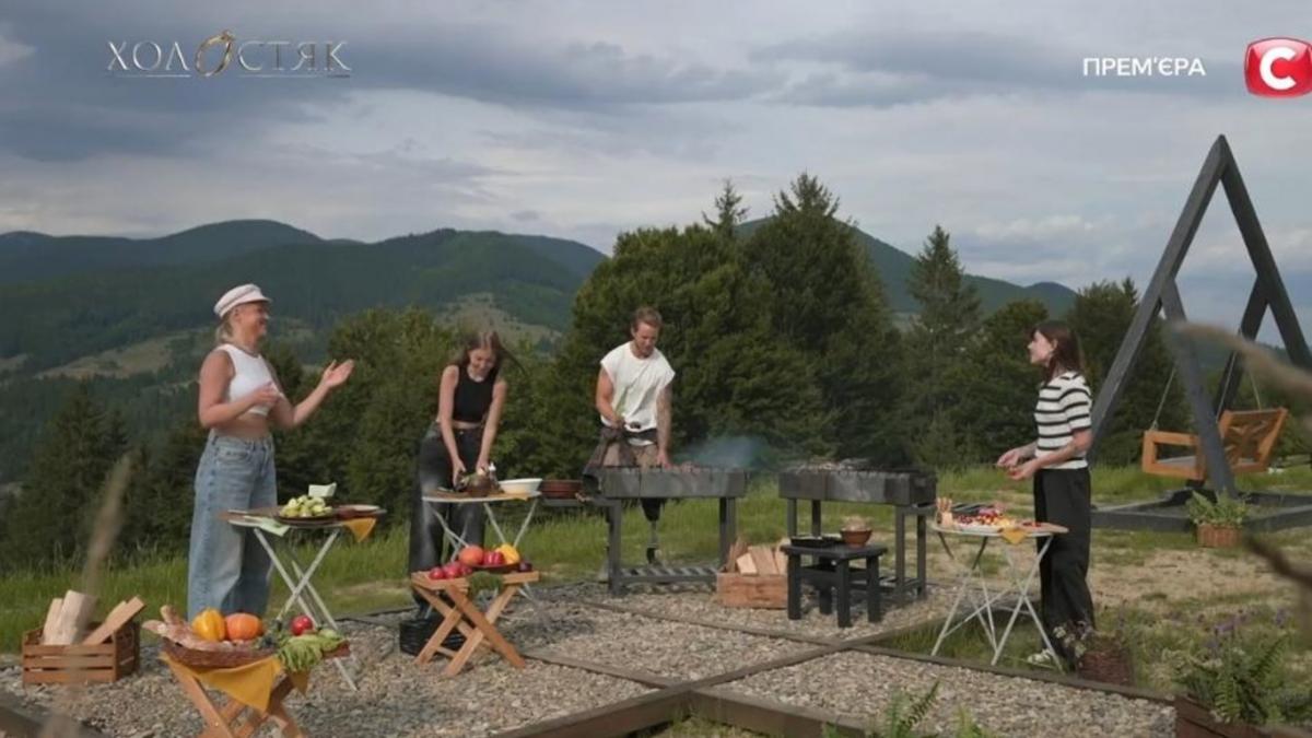 The girls are cooking with Teren / screenshot from the video