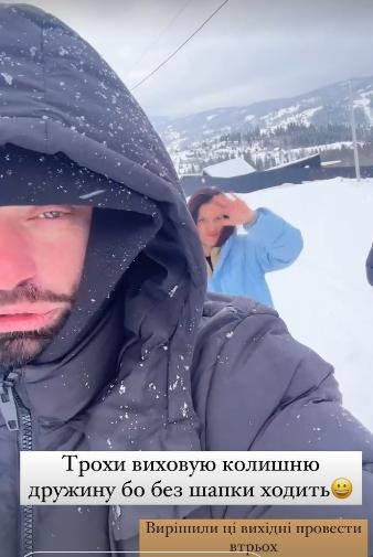 Ведущий прогуливается с женой и сыном / Скриншот Instagram Ведущий прогуливается с женой и сыном / Скриншот Instagram