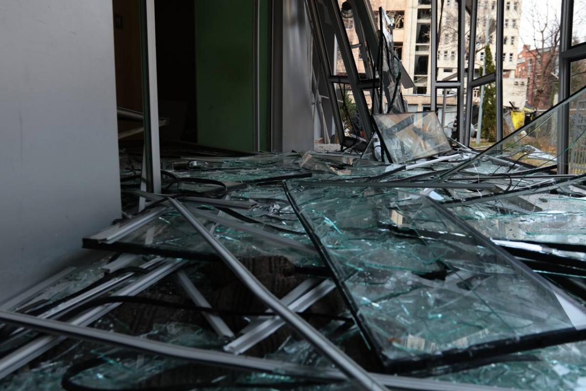 Из-за попадания горели хозяйственные постройки и автомобили / фото Telegram/Синегубов