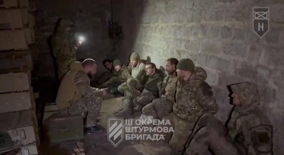 Українські захисники також захопили нову партію російських полонених / скриншот Українські захисники також захопили нову партію російських полонених / скриншот