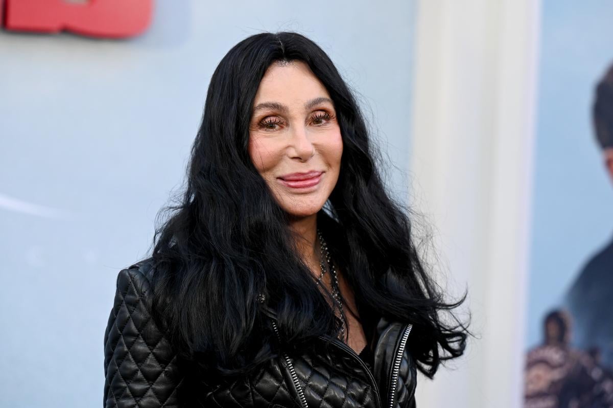 Cher leaves the stage / photo Getty Images