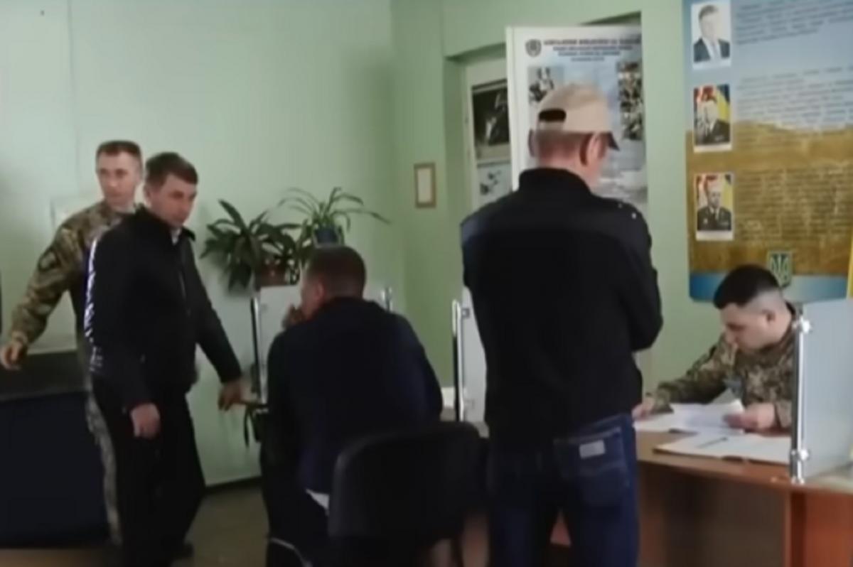 Ответственные за воинский учет на предприятиях будут иметь надбавку / скриншот Ответственные за воинский учет на предприятиях будут иметь надбавку / скриншот