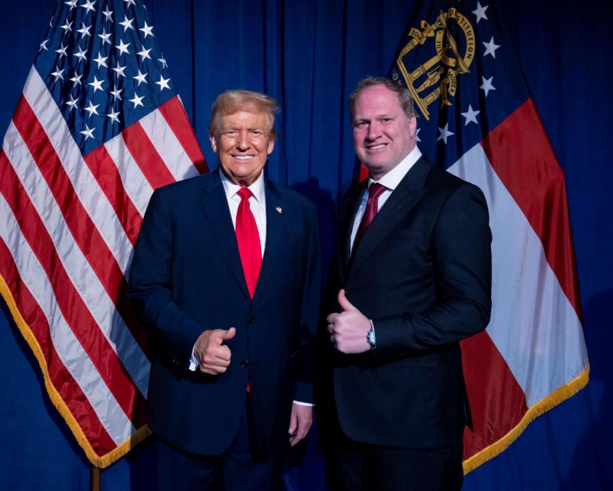 Дональд Трамп и адвокат компании Sinclair & Wilde Даниэль Ли Дельнеро Дональд Трамп и адвокат компании Sinclair & Wilde Даниэль Ли Дельнеро