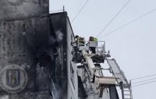 Россияне атакуют Киев дронами: обломки упали на жилой дом и вызвали пожар (фото, видео)