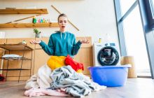 Всього одна помилка: експерти пояснили, чому після прання на одязі з'являються білі плями