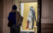 Поруч з давньоруським графіті: мурал Бенксі з Гостомеля перенесли до Лаври (фото)