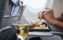 Невкусно и грустно: названы авиакомпании мира с худшей едой на борту
