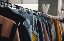 Як випрати темний одяг, аби він не линяв та зберігав колір: 7 порад від експертів