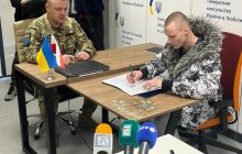 Вирушили на полігон: перші добровольці-чоловіки, які живуть за кордоном, підписали контракти із ЗСУ