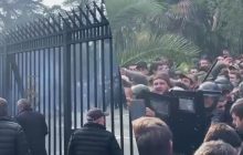 В окупованій Абхазії протести: люди ломляться до парламенту через угоду з РФ (відео)