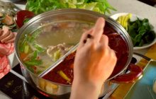 Шеф-кухар назвав приправу, яку ніколи не варто додавати в гарячий бульйон