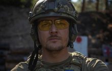 Известный певец-воин со слезами на глазах ответил, почему не говорит с женой о войне