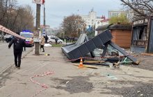 В Хмельницком пьяный водитель спровоцировал ДТП и влетел в остановку: трое погибших (фото)