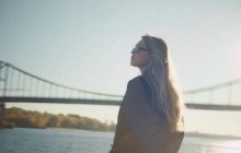 Вера Брежнева покорила Крещатик и Рейтарскую в новом клипе "Все пройдет"