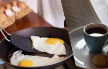 Чому не можна яйця з кавою або чаєм: дієтологиня розвінчала міф про найкорисніший сніданок