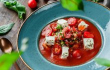 Невероятное сочетание: повар поделилась рецептом вкусного супа с жареной фетой