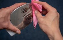 Понадобится всего одно "чудотворное" средство: стало известно, как отчистить нагар с утюга