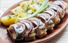 Как вкусно приготовить сельдь: мишленовский шеф-повар назвала 5 лучших способов