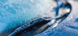 Лобове скло не замерзне навіть у сильний мороз: ось що потрібно на нього покласти