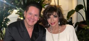 91-летняя Джоан Коллинз появилась в свадебном платье на рождественской вечеринке (фото)