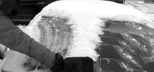 Как быстро разморозить лобовое стекло авто: эксперт дал неожиданный совет