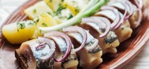 Закуска з оселедця зі сметаною та огірками: ефектна страва до святкового столу