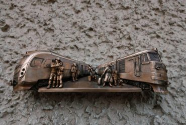 На Центральном железнодорожном вокзале Киева установили минискульптуру Возвращение домой