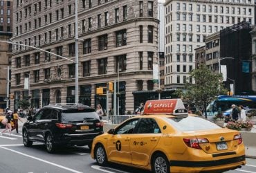 Поза світлофорами та переходами: у Нью-Йорку пішоходам дозволили переходити дорогу будь-де