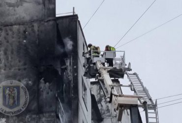 Росіяни атакують Київ дронами: уламки впали на житловий будинок та викликали пожежу (фото, відео)