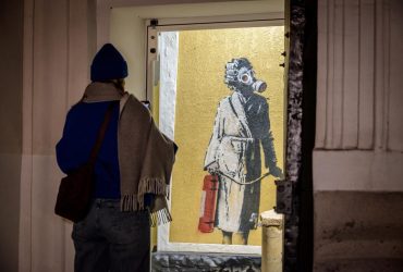 Поруч з давньоруським графіті: мурал Бенксі з Гостомеля перенесли до Лаври (фото)