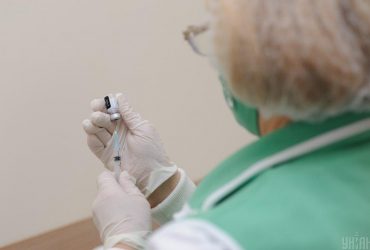 Під час війни українці майже перестали вакцинуватись проти COVID-19, - МОЗ