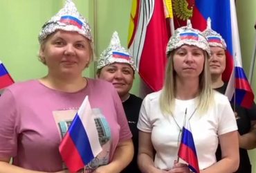 Будни диктатуры: в РФ учителя массово надели шапочки из фольги из-за угрозы НАТО (видео)