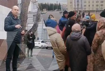 В Курске беженцы из Суджи вышли на протест и требуют эвакуации мирных жителей (видео)